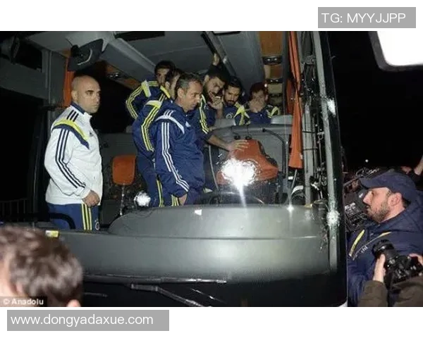 大巴压足球事件引发的社会反思与体育精神的再探讨